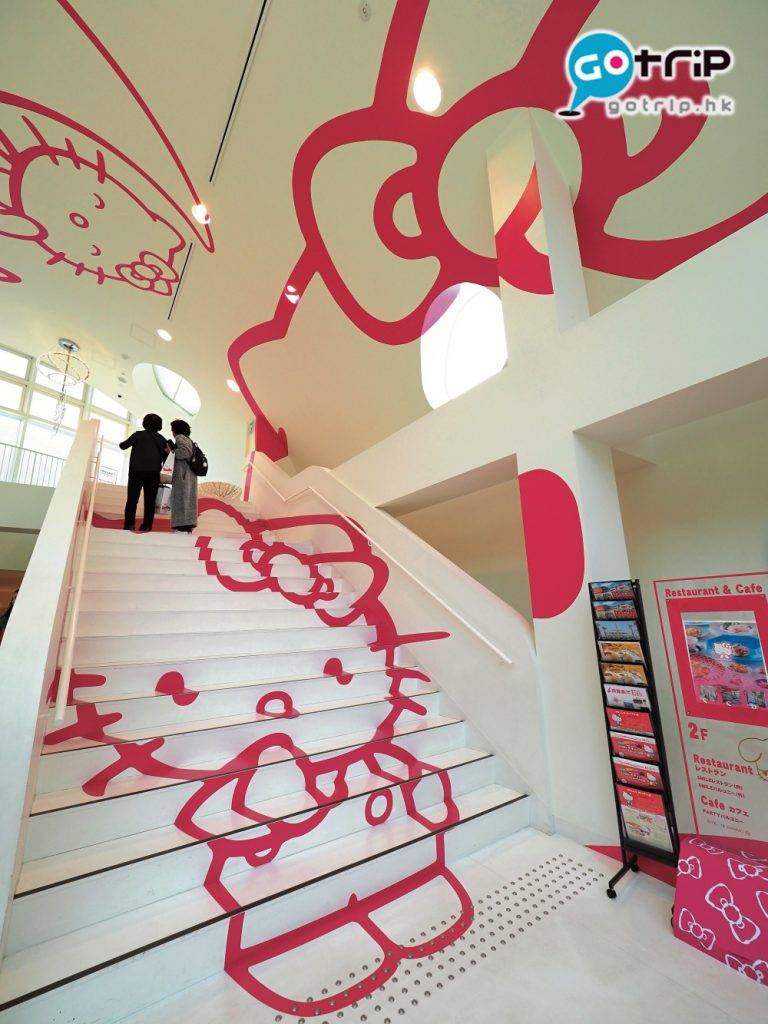 Hello Kitty主題餐廳 Kitty剪影遍布大堂天花和樓梯。