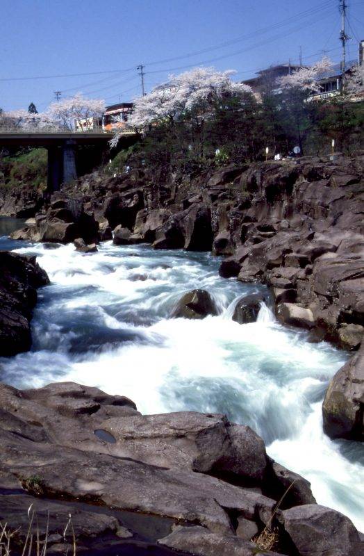 被栗駒山的磐井川源流侵蝕，形成了滿佈奇岩怪石的嚴美溪。
