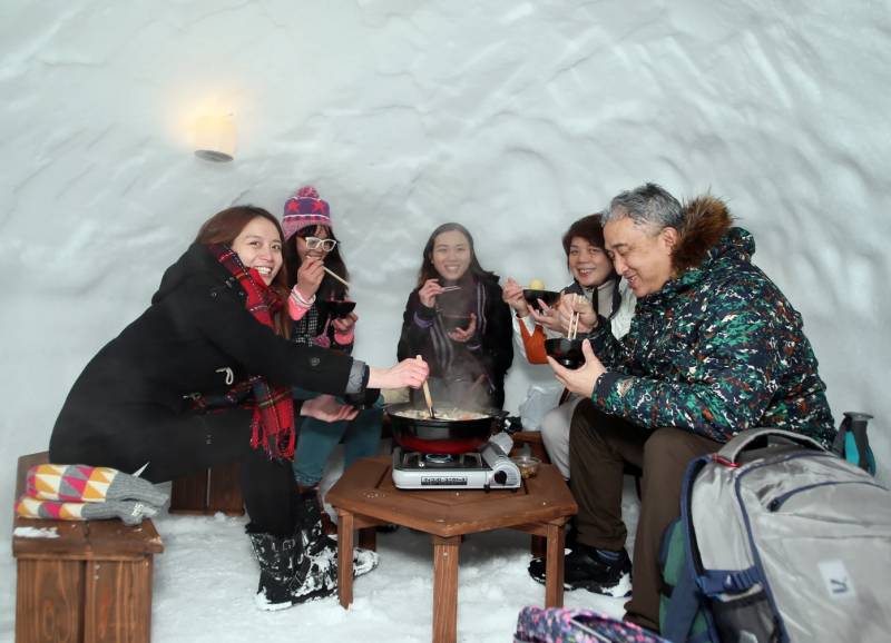 日本雪景 遊客可以在雪屋中體驗飯山料理。