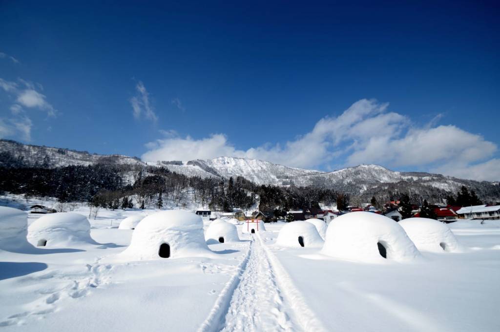 日本雪景 飯山每年都會興建臨時雪屋村。