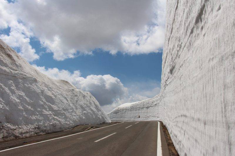 岩手縣 全長27公里的八幡平 ASPITE LINE 「雪之回廊」同樣壯觀，能媲美立山黑部的「雪之大谷」。