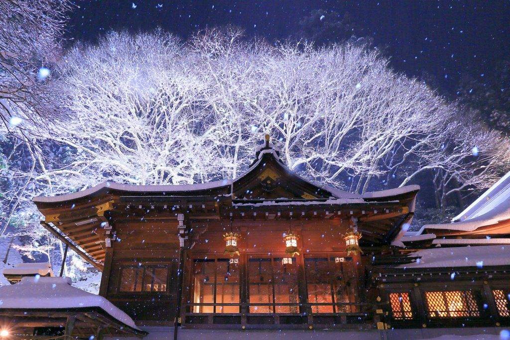 日本雪景 貴船神社在白雪和燈光下更加漂亮。 