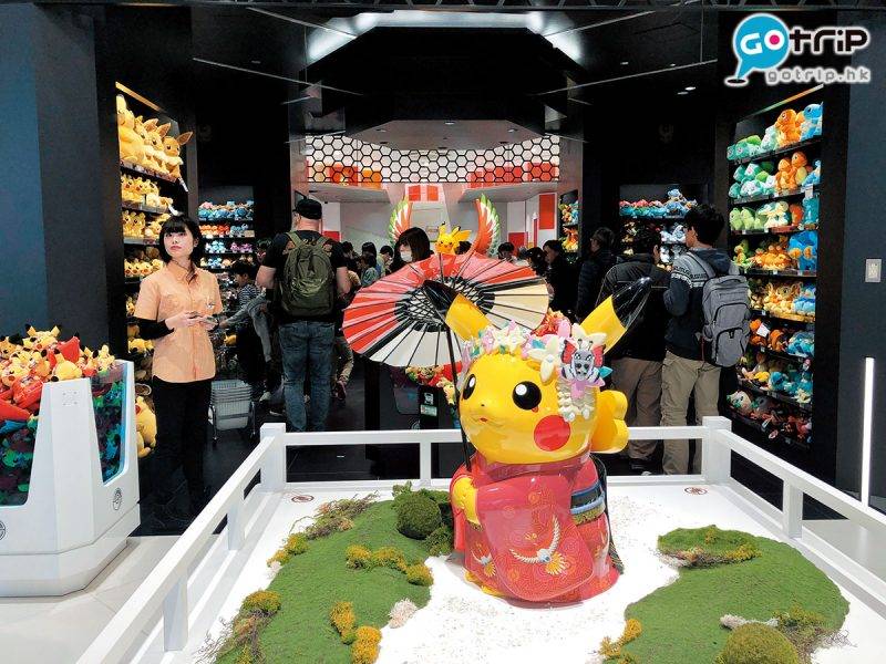 Fly!旅遊天書 位於SUINA京都2F的PokemonCenter KYOTO，可找到西陣織的限定商品，極有京都特色。