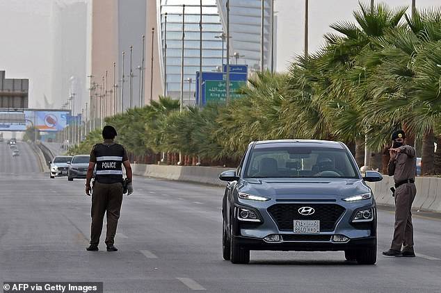 沙特阿拉伯 超市職員發現該名男子行為後報警，警察到場拘捕男子並對其進行新型冠狀病毒檢驗。