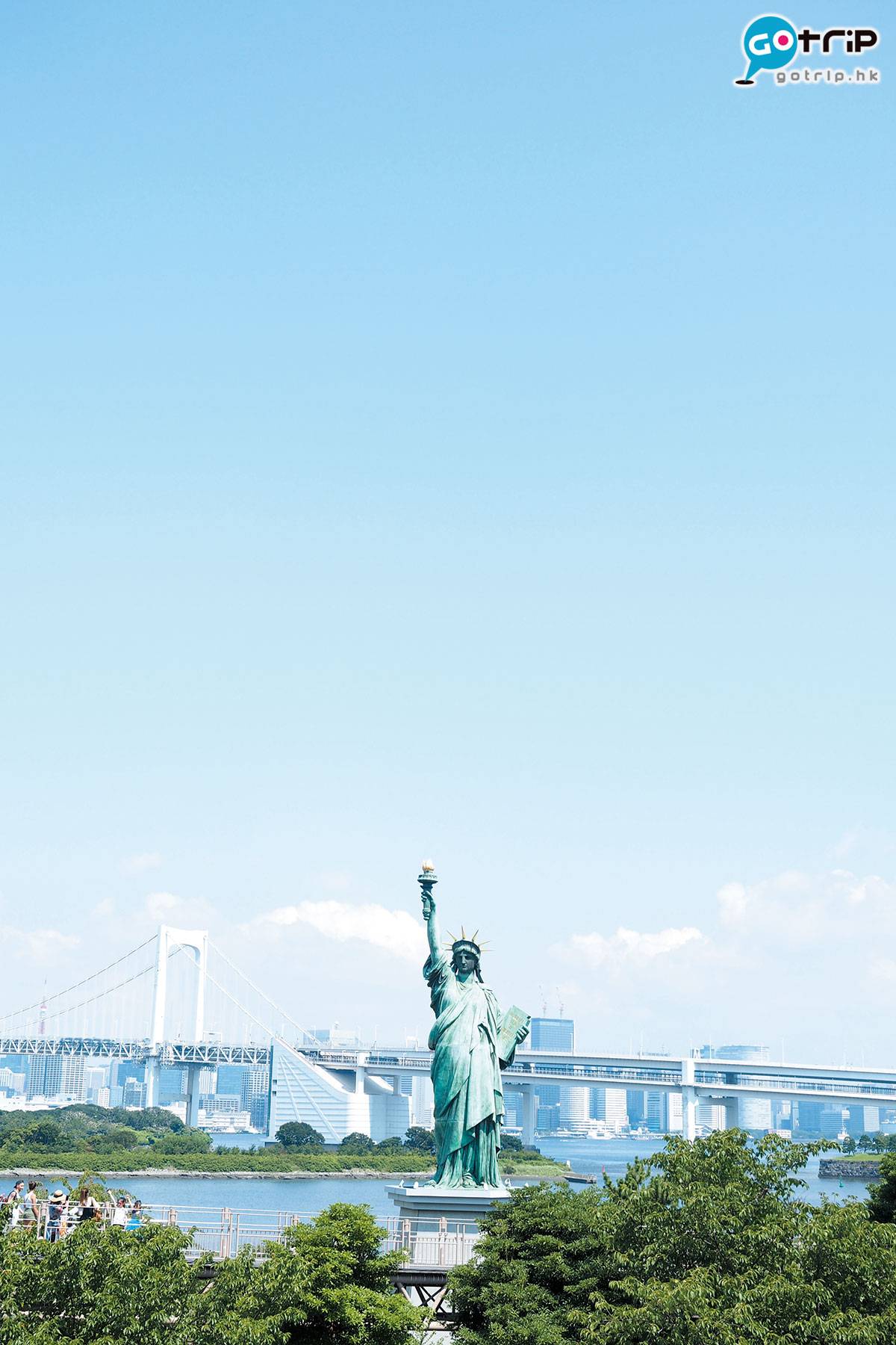 Fly！旅遊天書 台場海濱公園岸邊的自由女神像以東京灣海岸及彩虹橋為背景，是台場No.1打卡熱點，夜景更為浪漫，岸邊則為人工沙灘。