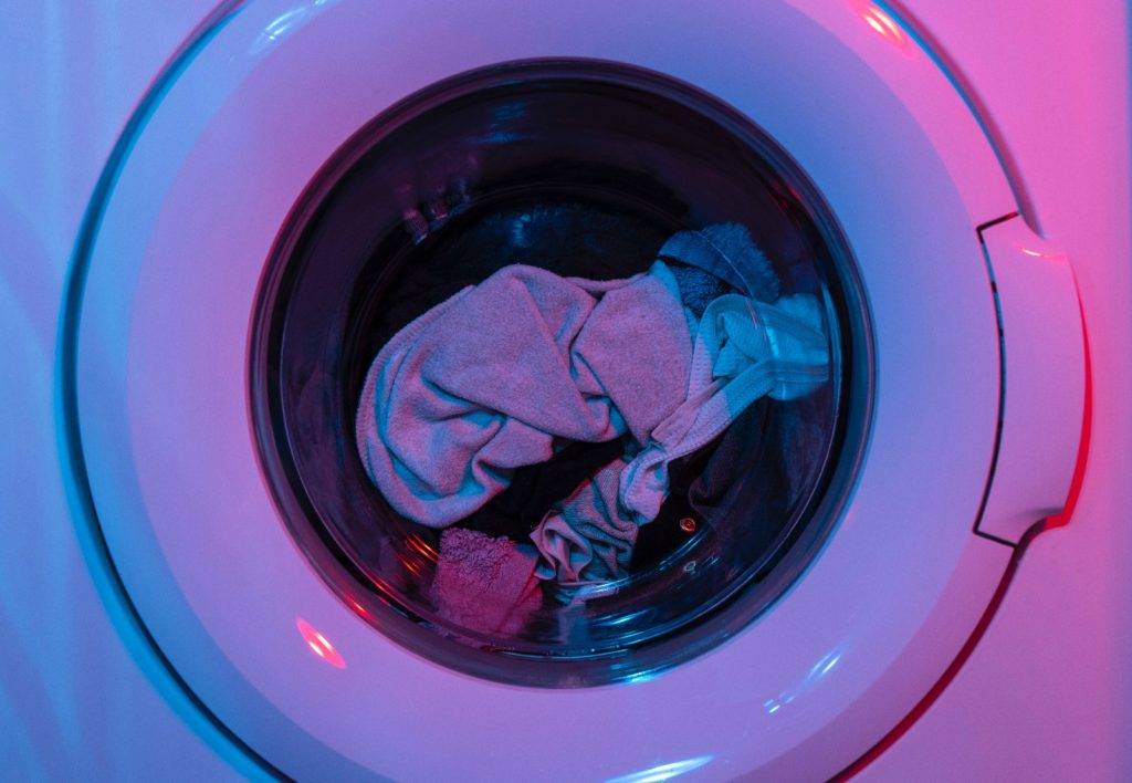 清洗洗衣機 洗衣機清洗法 消毒洗衣槽時，拿一條乾淨的毛巾點一點白醋水，抹洗洗衣槽外的地方