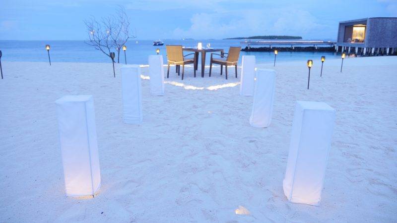 馬爾代夫5星酒店海灘私人燭光晚餐！HK,000一餐原來是這樣！