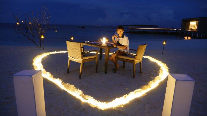 馬爾代夫5星酒店海灘私人燭光晚餐！HK,000一餐原來是這樣！