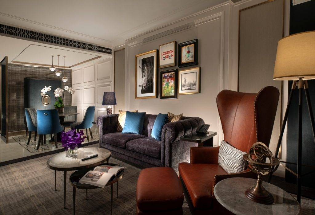 倫敦人 溫莎套房客廳：房內搭配精緻的布藝織物和陳設，盡顯寬敞典雅的高端英式住宿。