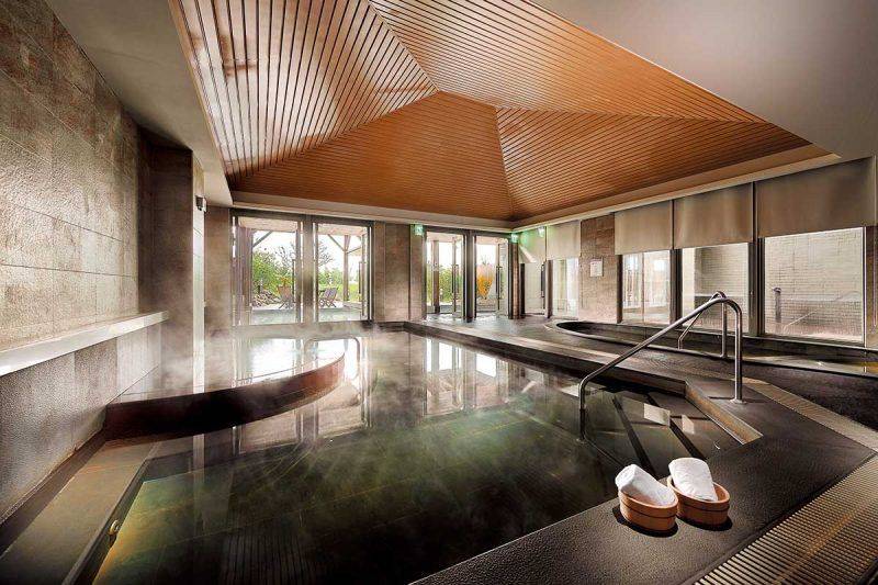 酒店的風呂浴場屬全裸形式，分為男湯、女湯，亦有露天風呂，和日本的溫泉酒店一樣。