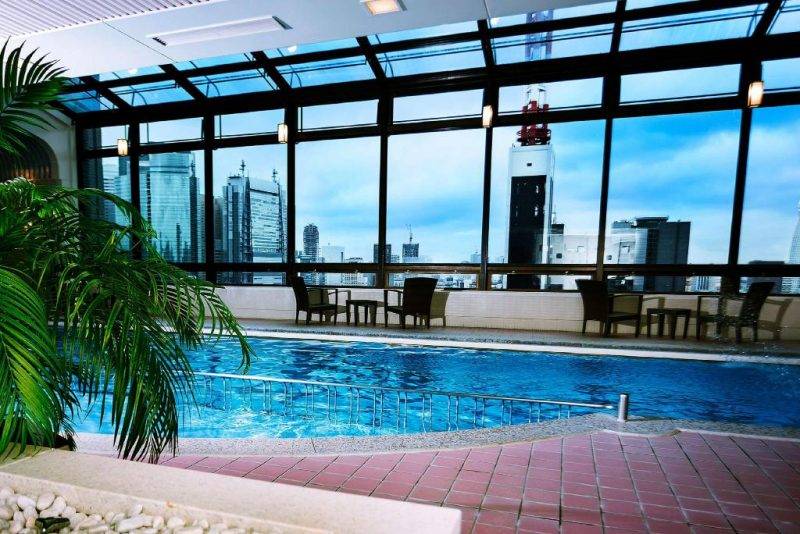 東京酒店排名 玻璃屋下的游泳池。
