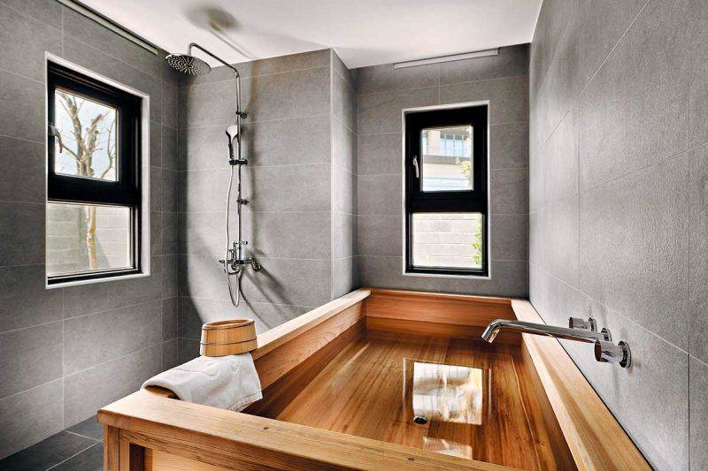 別墅的浴室用上檜木浴缸，浸溫泉都特別清香。
