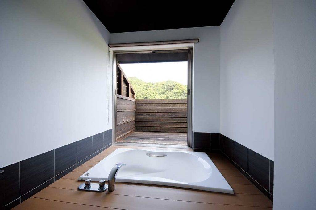九州好去處 每個房間都有設計不同的半露天溫泉，全部可邊泡邊享受 綠油油的大自然風景。