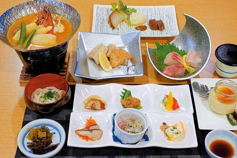 屋久島 這裡的料理用的是島產的野菜水果及近海 一帶的海鮮做成的懷石料理，菜式豐富。