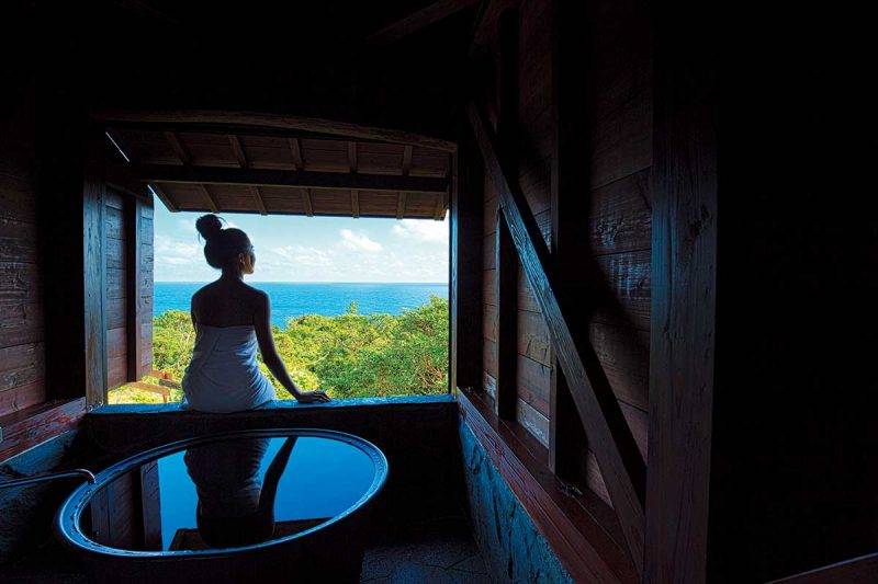 屋久島 房間附有五右衛門獨立風呂，窗外只 見一片蔚藍海洋，泡湯看海樂而忘返。