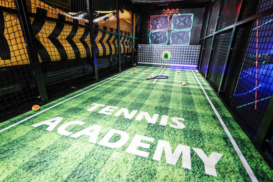 室內遊樂場 「瘋狂擊球手」網球會自動從機器飛出，玩家要擊中顏色燈板。