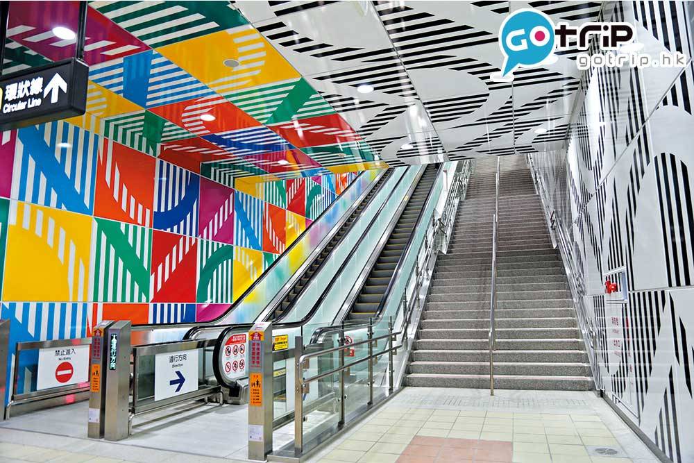 新北環狀線 板橋站是新北市的交通樞紐，新線車站更特別請法國藝術大師DanielBuren設計，以條紋與色彩組合，加上月台的LED燈光，構建生氣十足的空間。