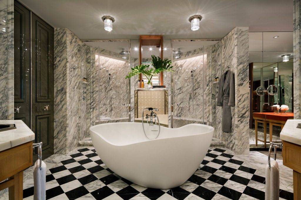 STAYCATION優惠推介 雲石浴室配有獨立浴缸及長形淋浴間，兩邊都有花曬，勁舒服