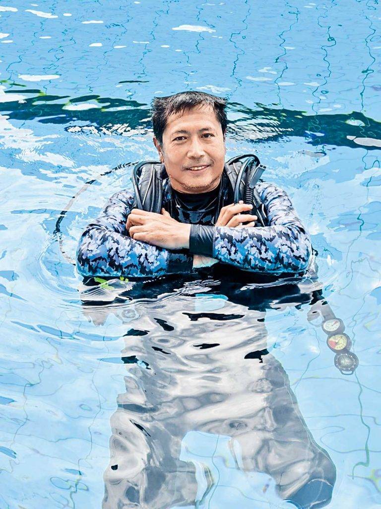 台灣潛水 李景白(Tim)台灣知名電視節目製作人，本身從事生物研究，30歲才轉換跑道至電視製作。熱愛潛水，拍攝前潛水紀錄超過100樽，是《水下30米》的製作人及水底攝影師，其節目獲得金鐘獎節目創新獎及生活風格節目獎。