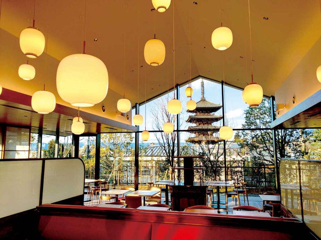 京都住宿 酒店內的法式小酒館「 Benoit Kyoto 」由法國名廚 Alain Ducasse 開設，料理以當季食材製作，店內家具選自法國的跳蚤市場，再經修復後運至日本。