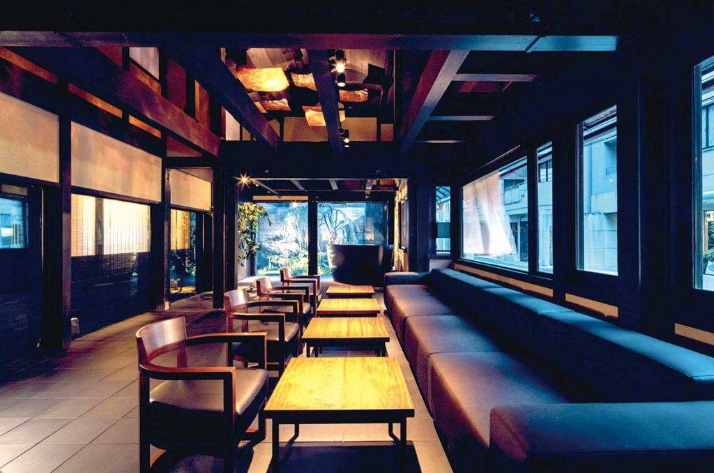 京都住宿 由改裝町家專家魚谷繁礼負責設計工程，內裝則交由橋本夕紀夫擔當，其住客專用酒吧摩登地展現新舊京都文化為設計主題。