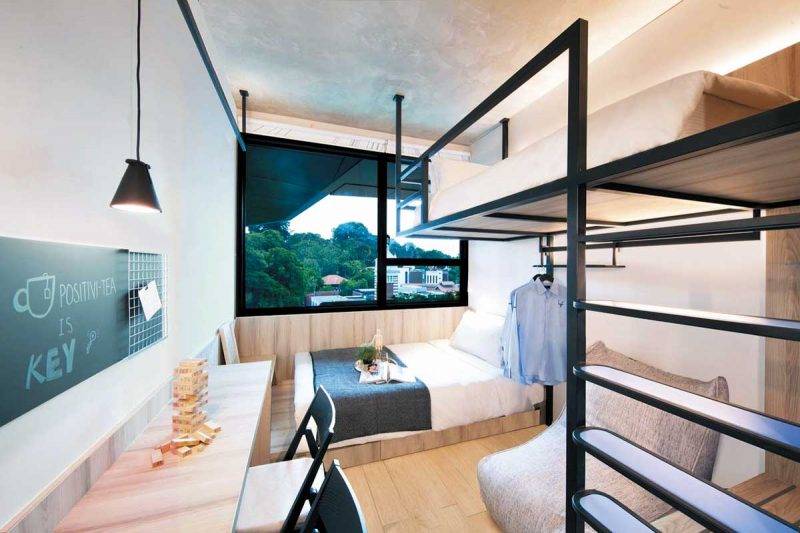 新加坡酒店 上下舖床均有獨立插座，私人空間十足。