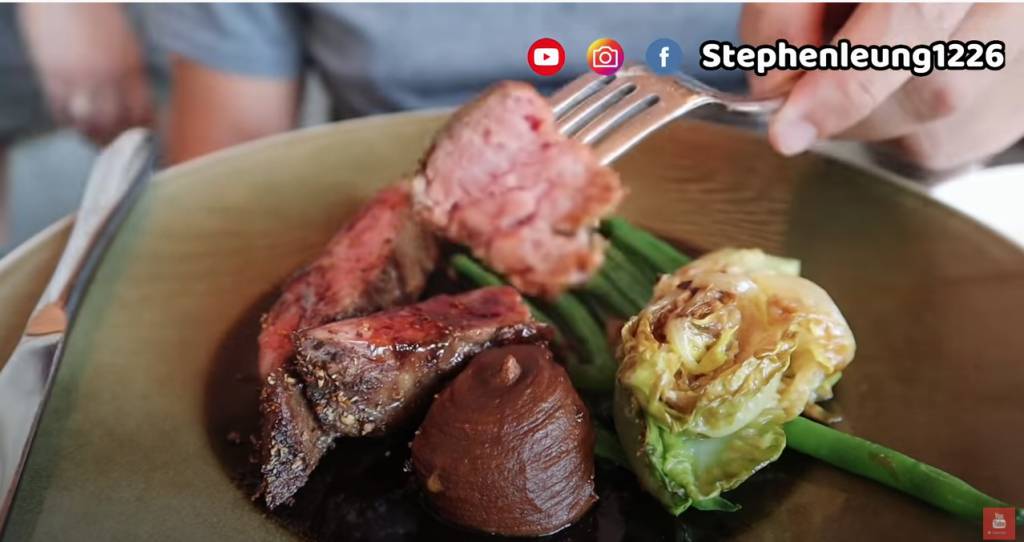 自助餐推介 Stephen形容主菜是超高水準，他叫了一份牛扒及魚。（Stephen Leung 吃喝玩樂YouTube截圖）