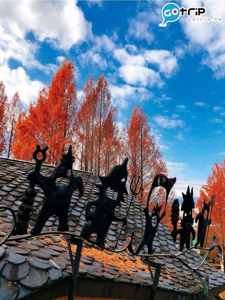 日本紅葉 公園內有4幢主要外形光 怪陸離的建築，「こども劇場 」可找到不少隱藏版的妖精。
