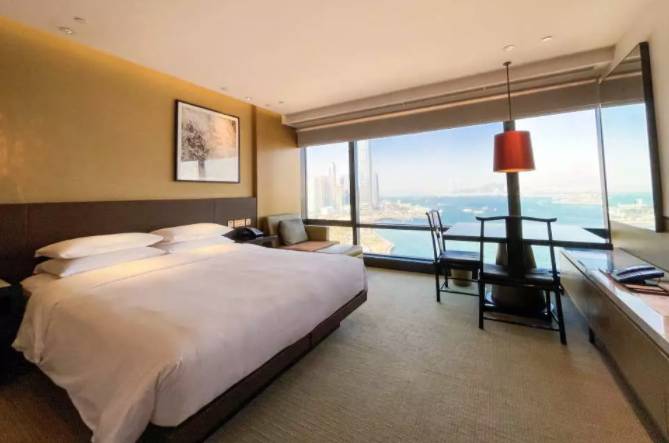 君悅酒店Staycation優惠 保證升級入住君悅豪華海景客房，房間夠大可眺望維多利亞港景色。