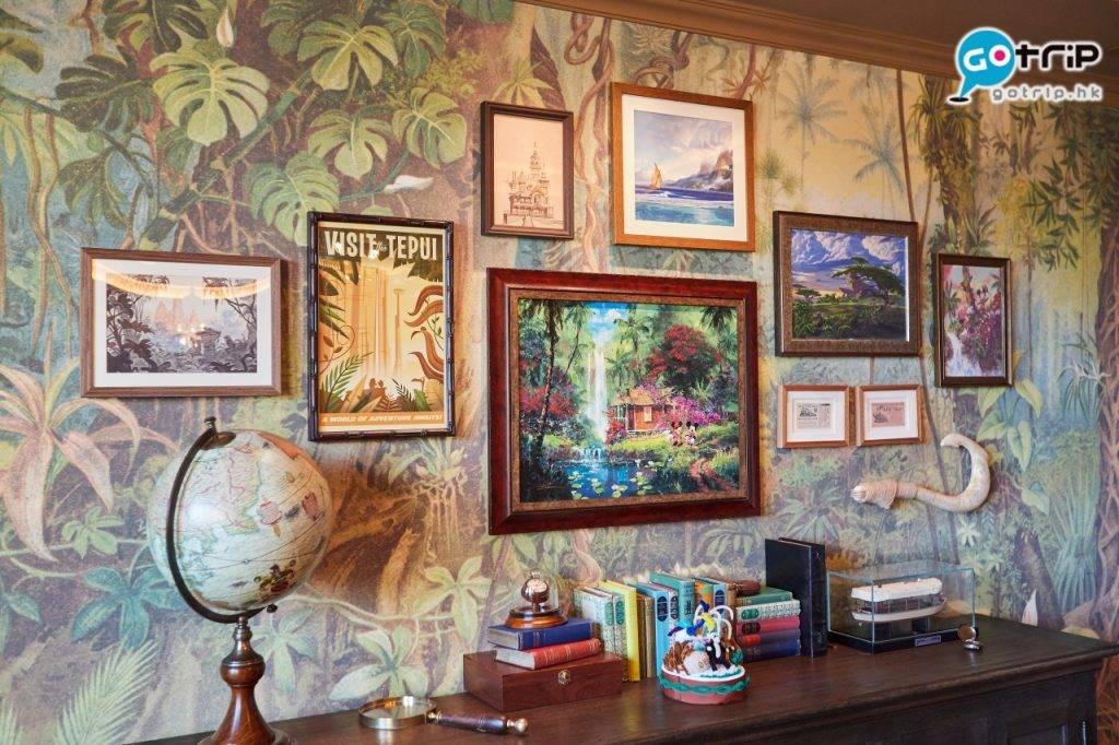 迪士尼探索家度假酒店 套房客房牆上佈置滿迪士尼電影與樂園相關的裝飾。