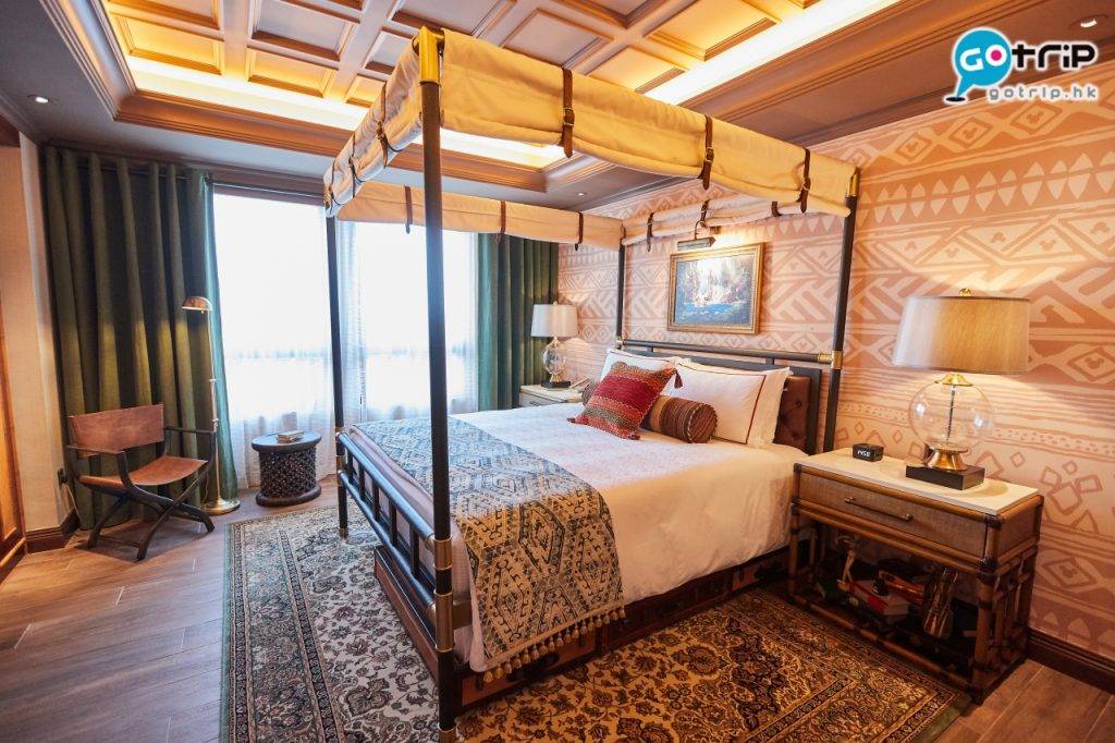 迪士尼探索家度假酒店 大冒險家套房選用Queen Size床，設計別具異國風情。