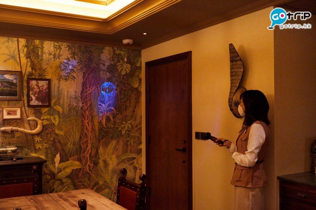 迪士尼探索家度假酒店 大冒險家套房內隱藏了不少圖案，需要透過套房內的紫外光手電筒照射，才能夠找得到！