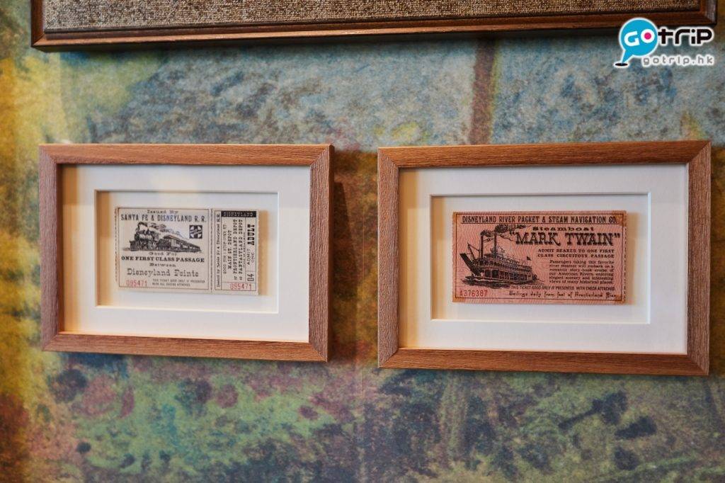 迪士尼探索家度假酒店 套房客廳掛上美國迪士尼樂園鐵路Santa Fe & Disneyland Railroad）車票，與蒸汽船Mark Twain）船票。