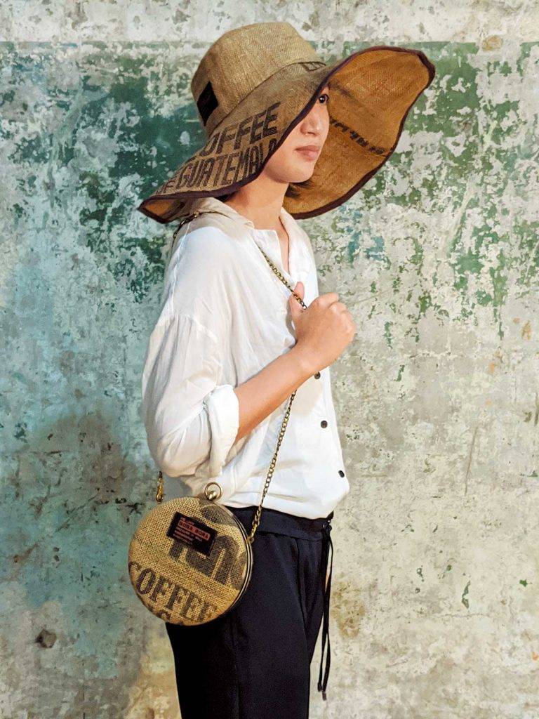 台灣景點 Bora Bora再生咖啡袋 BoraboraTaiwan為再生麻布袋注入新生，Bora Bora以麻布袋帶來的古樸質感做成款式多樣的手袋、帽及配飾，充滿島國氣息。