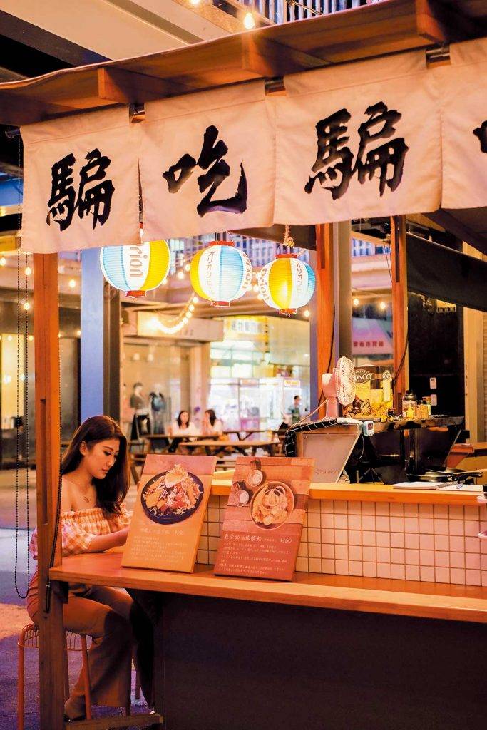 台灣景點 「騙吃騙吃」是家露營風主題餐廳，提供日本沖繩料理，主打蝦蝦飯、飯糰等美食，是市集內其中一家人氣之選。