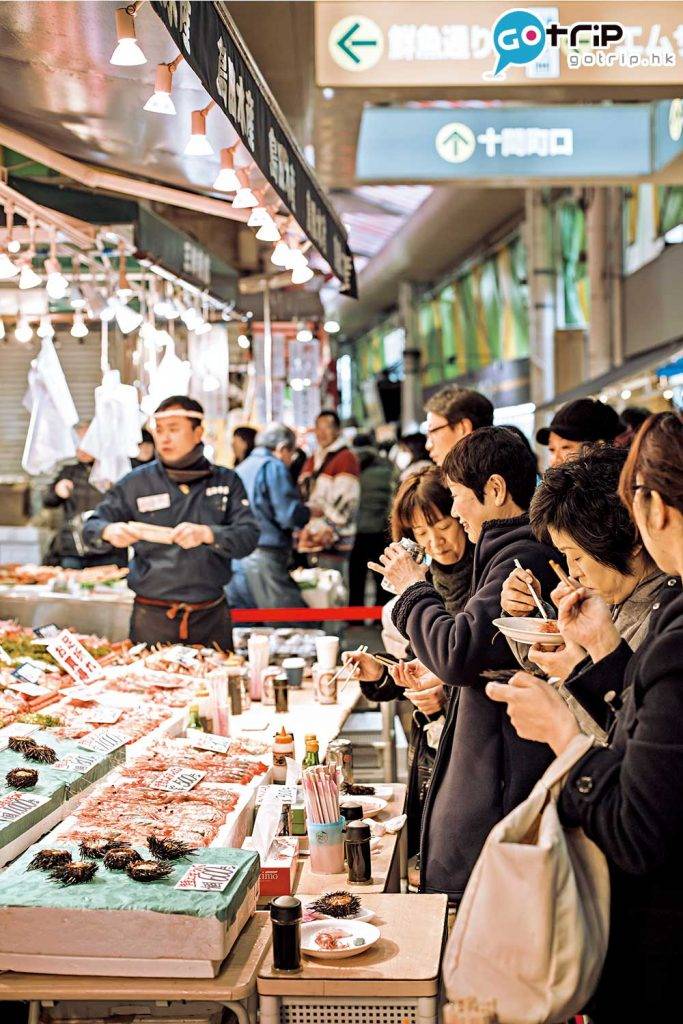 日本美食 因受社交距離所限，立食海鮮人擠人的熱鬧場面早已絕跡，買走返酒店慢慢歎也是一個不錯的選。