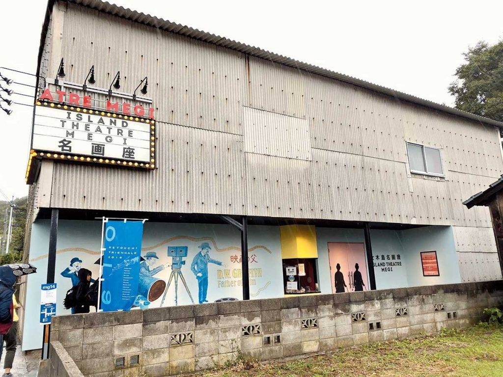 四國景點 《女木島名画座》一眼看去似是一間舊美式戲 院，裡頭掛滿名作海報外，樓上也有劇院播放電影。