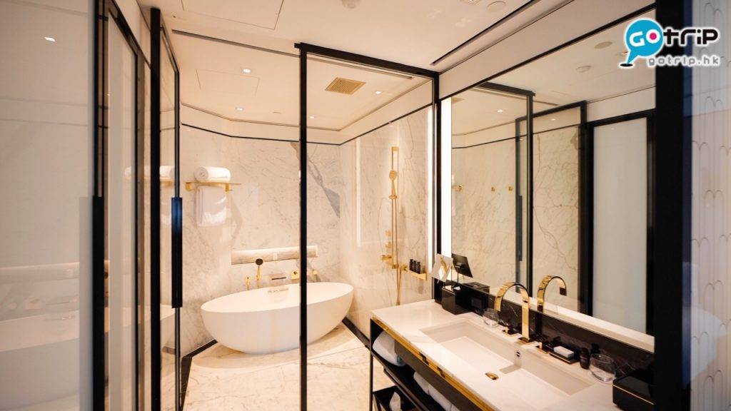 MURRAY 房間浴室相當寬敞，而且形狀獨特，打卡真心靚。不過沒有茶几放隨身物品，喜愛玩手機的編輯很快就忍不住想出來。