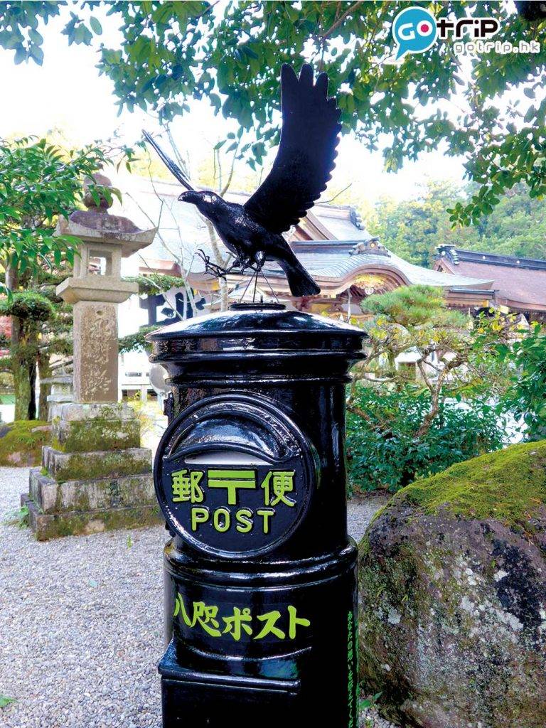 日本景點 和歌山代表在和歌山熊野本宮大 社的八咫烏郵筒。八 咫烏是有三隻腳的烏 鴉，在日本神話中被 視為太陽的化身。