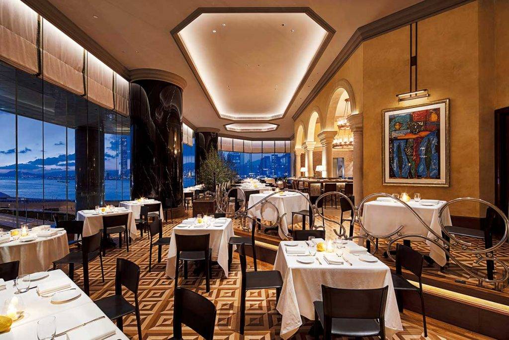 君悅酒店 Grissini 意大利餐廳坐擁維多利亞港的優美景致， 在時尚優雅的環境下用餐，令人心曠神怡。