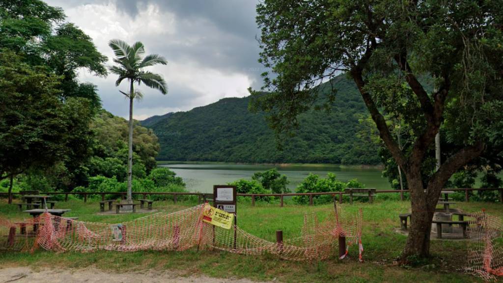 香港露營地點 涌背營地擁有湖景。