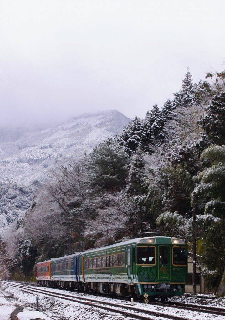香川縣 觀光列車「四國正中千年物語」和風的車廂以四季變更作主題。