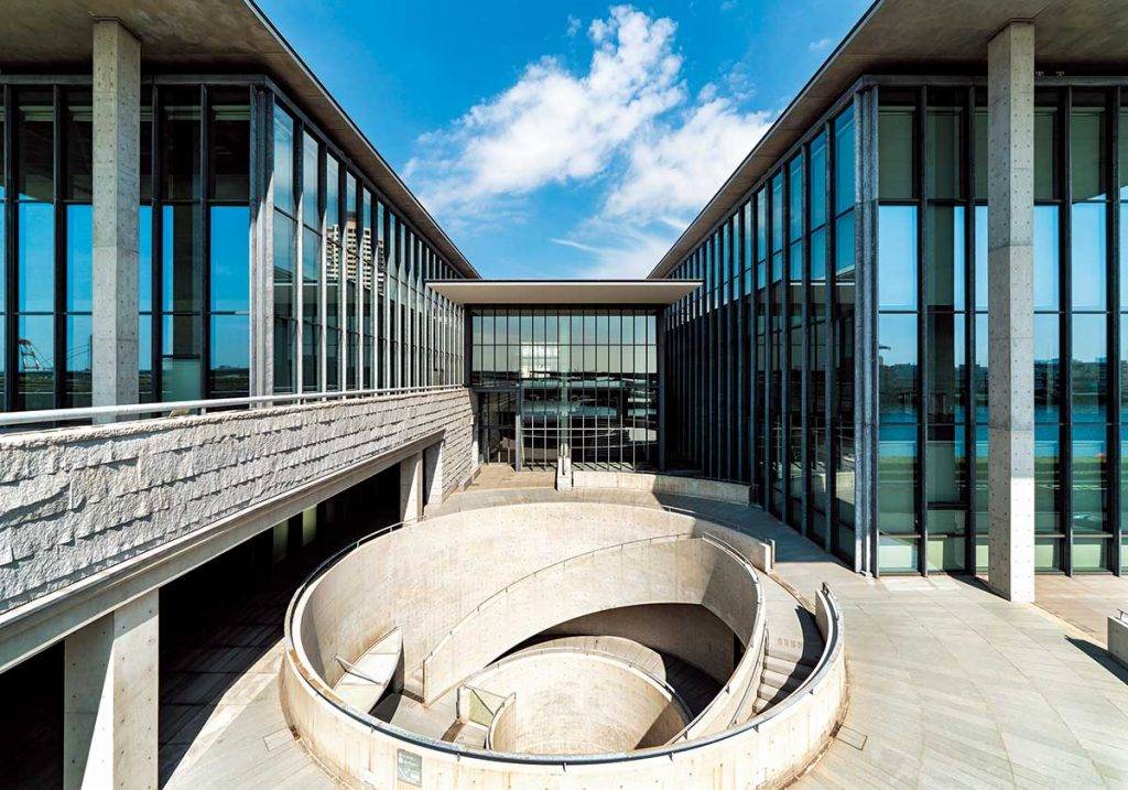 AndoGallery建於原來兩座大樓之間，站在其中，可一眼觀賞整體建築設計及雙螺旋樓梯。
