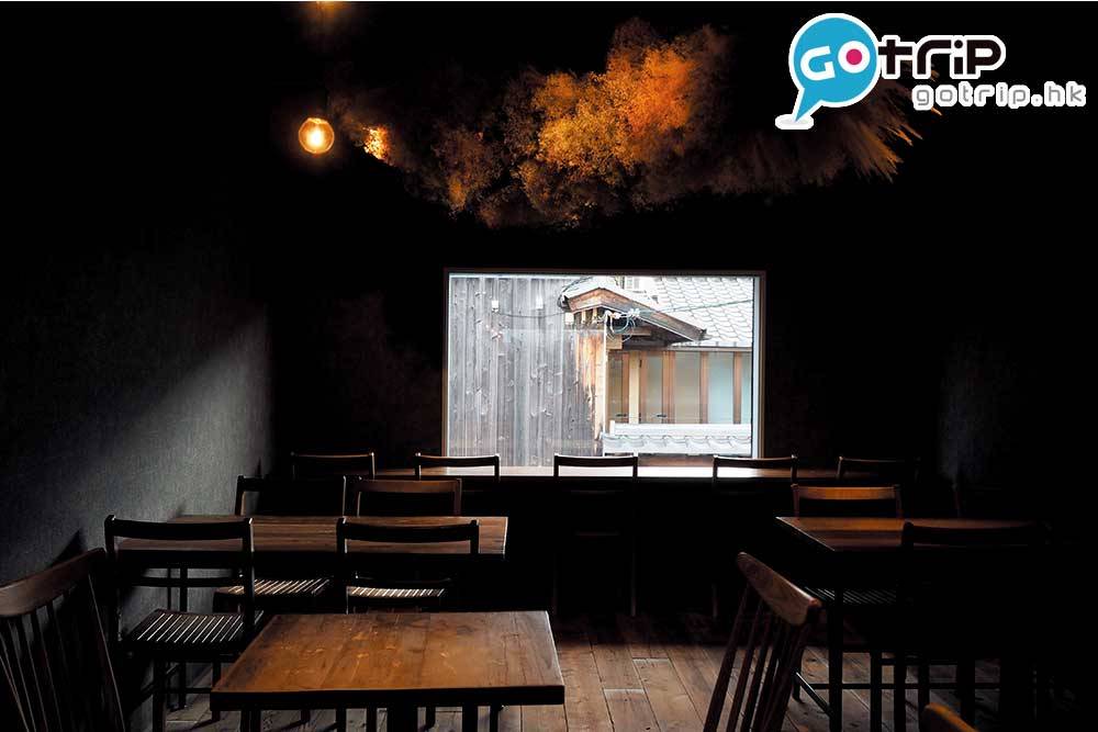 東京美食 水泥牆的清水模內裝設計，天花板掛上大堆 頭的乾花作擺設，大片窗櫺引入天然光，格 調有型，再手殘也能拍出完美的打卡照。
