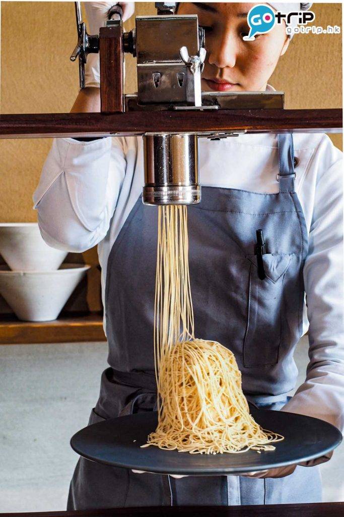 東京美食 以特別訂製的機器把栗蓉壓成只有 毫米的細絲。