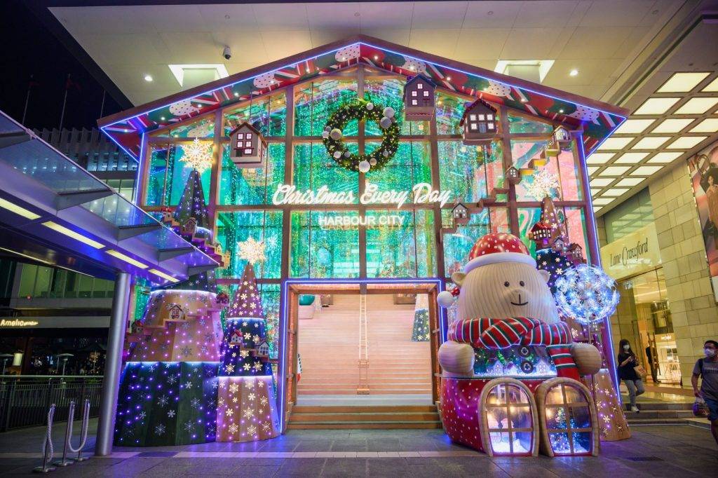 海港城聖誕燈飾 【海港城聖誕燈飾】往年打卡點大樓梯入口會變成「巨型幻彩聖誕熊仔玩具店」