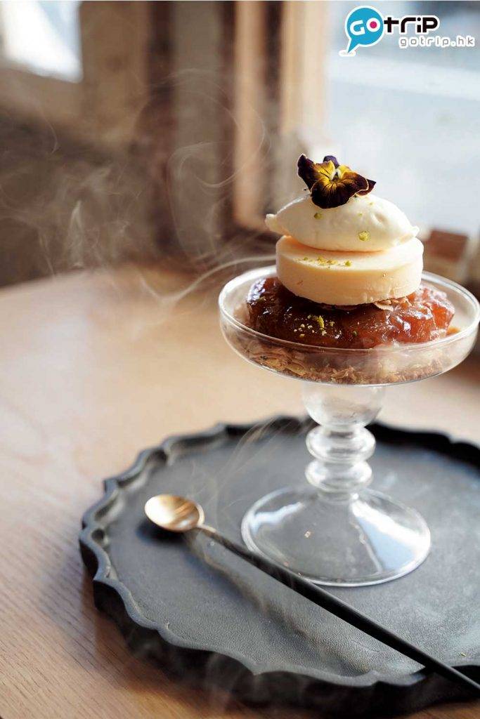 東京美食 Tarte Tatin芭菲 ¥2,200/HK3 將燻製過的牛奶製成濃厚雲 呢嗱雪糕，下層則是焦糖威士忌煮蘋果，心思之作。