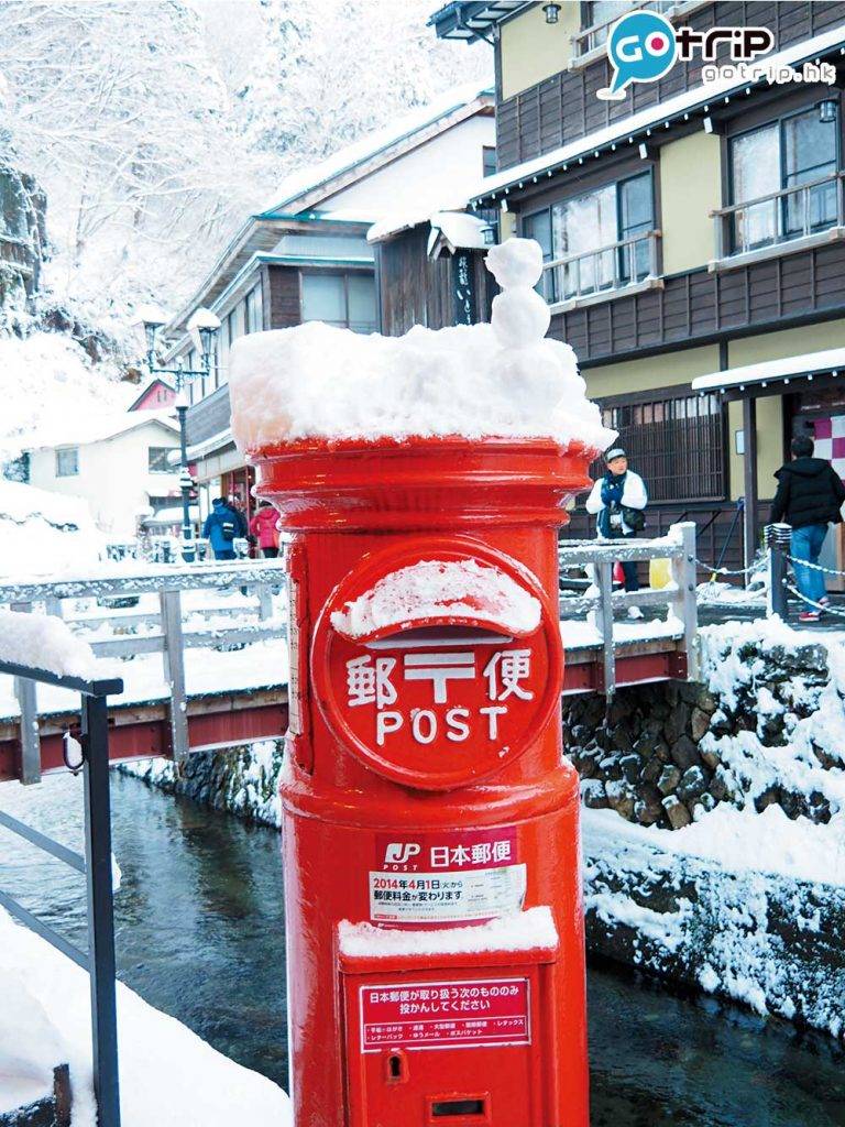 日本溫泉 路中心的紅色郵 筒是少女們打龍 的最佳道具。