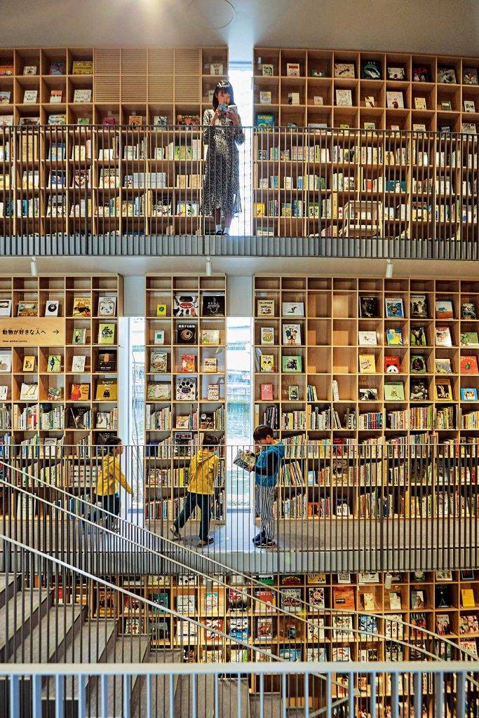 頂天立地的層圖書櫃，安藤忠雄就把樓梯比喻作大樹樹舂和樹根，浩瀚書海就是樹林。