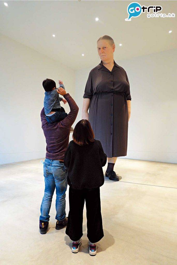 日本親子遊 由居於倫敦的澳洲雕刻家Ron Mueck所製作的 《 standing woman 》高4米，表情刻劃細緻，皮
膚上的皺紋深刻劃出人生的生死。